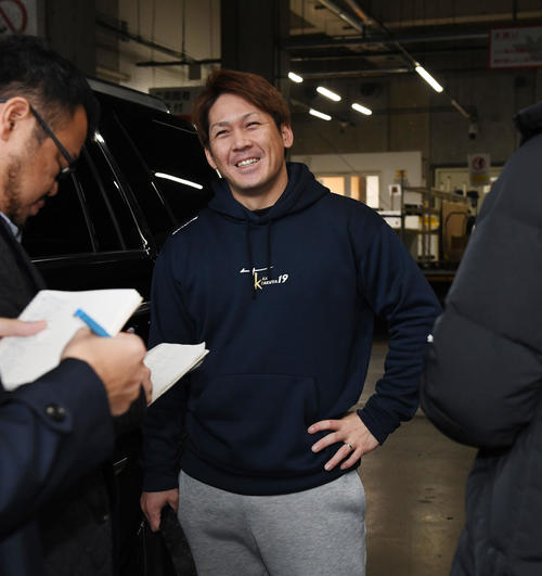 練習を終え笑顔で引き揚げる甲斐（撮影・今浪浩三）