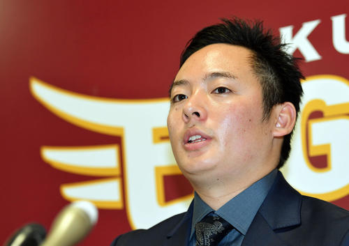 契約更改を終え会見する楽天松井（撮影・滝沢徹郎）