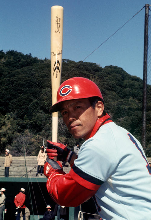広島の赤ヘル姿でバットを構える大下剛史（77年）
