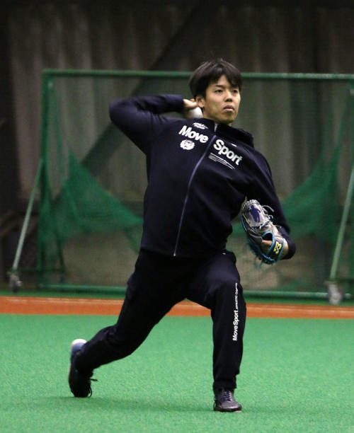 札幌市内の室内練習場で自主トレを行った日本ハム杉浦（撮影・木下大輔）