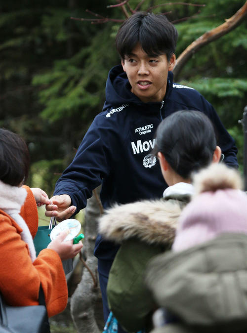 札幌市内の室内練習場で自主トレを行った日本ハム杉浦（撮影・木下大輔）