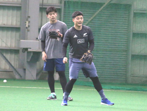 ノックを受ける日本ハム清宮（右）と野村（撮影・中島宙恵）