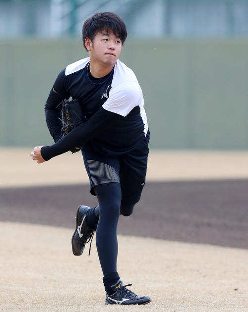 キャッチボールする高橋遥（撮影・加藤哉）