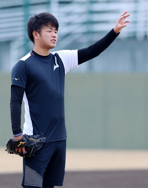 キャッチボールする高橋遥はコントロールを確認する（撮影・加藤哉）