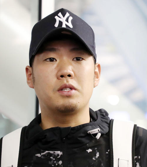 ハワイでの自主トレに出発する西勇は空港で記者の質問に答える（撮影・加藤哉）
