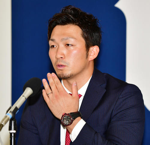 契約更改を終え会見に臨む鈴木誠也の左手には結婚指輪がキラリ（撮影・清水貴仁）