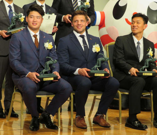 毎日スポーツ人賞の表彰式で記念撮影する（左から）ヤクルト村上、ラグビー日本代表・ラブスカフニ、パラ競泳・山口尚秀