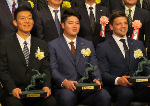 毎日スポーツ人賞の表彰式で記念撮影する（左から）パラ競泳・山口尚秀、ヤクルト村上、ラグビー日本代表・ラブスカフニ