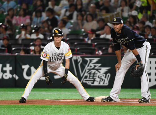 9月19日、一塁でリードを始める周東
