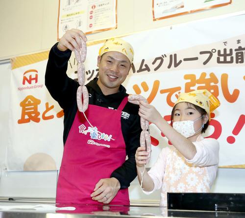 札幌市内の小学校で児童とソーセージを作る日本ハム近藤（撮影・黒川智章）