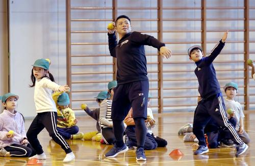 札幌市内の小学校で児童とボールを投げる日本ハム近藤（撮影・黒川智章）　