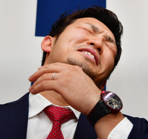 契約更改を終え会見に臨む鈴木誠也（撮影・清水貴仁）