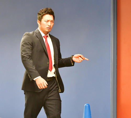 契約更改を行うため球場入りする鈴木誠也（撮影・清水貴仁）