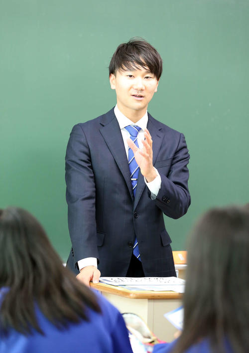 生徒の前で自身の経歴を話す日本ハム宮台（撮影・河野匠）