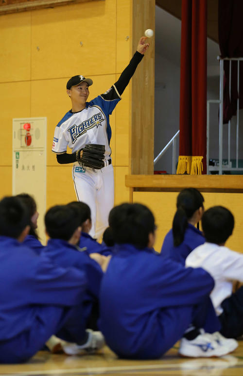 生徒の前でキャッチボールを披露する日本ハム宮台（撮影・河野匠）