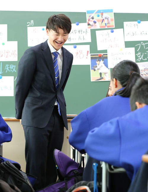生徒と談笑する日本ハム宮台（撮影・河野匠）