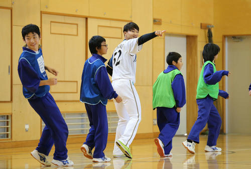 生徒と一緒に体育館を走る日本ハム宮台（中央）（撮影・河野匠）