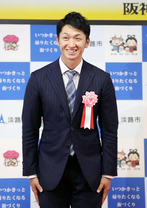 淡路市スポーツ親善大使委嘱式で笑顔を見せる阪神近本（撮影・前田充）
