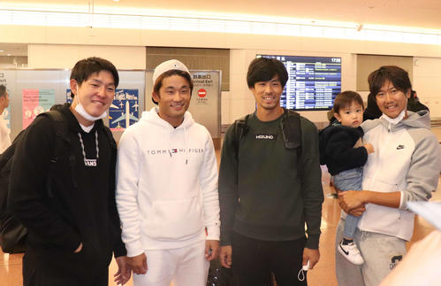 プエルトリコのウインター・リーグから帰国したロッテの、左から安田、山本、岡、息子を抱える田原通訳