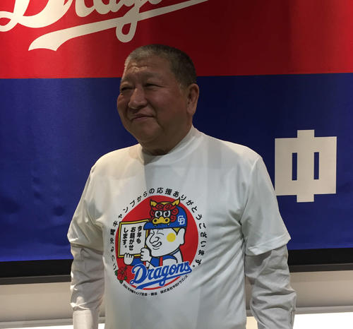 自らの似顔絵がデザインされた球団スタッフ用Tシャツを試着する中日矢野球団社長（撮影・伊東大介）