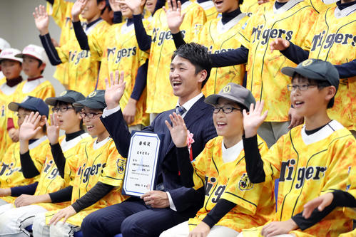 淡路市スポーツ親善大使委嘱式で少年少女らと笑顔で記念撮影を行う阪神近本（中央）（撮影・前田充）