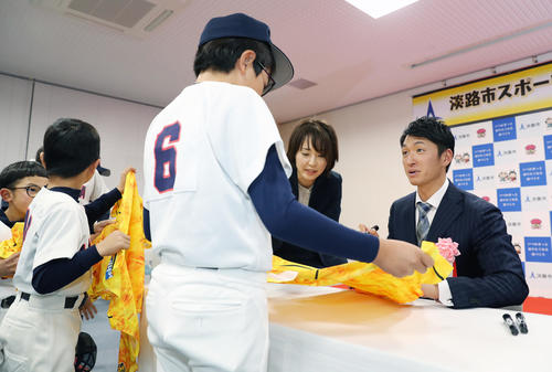 淡路市スポーツ親善大使委嘱式で少年少女らにサインする阪神近本（右）（撮影・前田充）