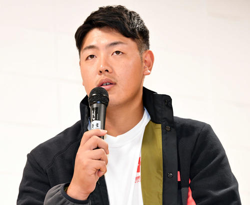 アンダーアーマー社のイベントでオリックス吉田正とトークする巨人岡本（撮影・滝沢徹郎）