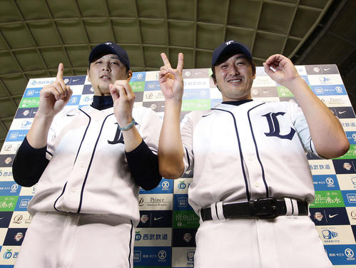 西武時代の涌井（左）と石井一久（2012年9月1日撮影）