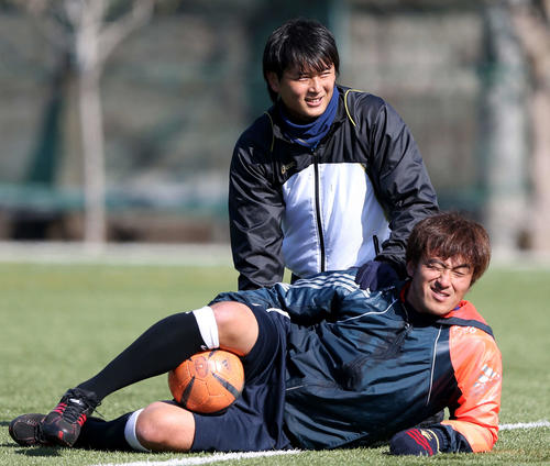 13年1月、自主トレでリラックスムードの石井（下）と涌井