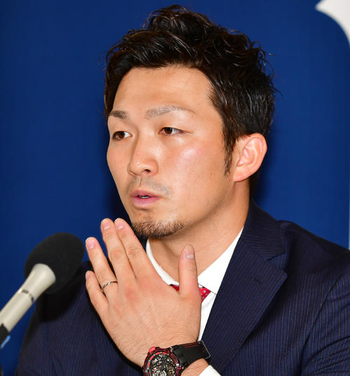 先日結婚を発表した広島鈴木の左手薬指には指輪がはめられていた（撮影・清水貴仁）