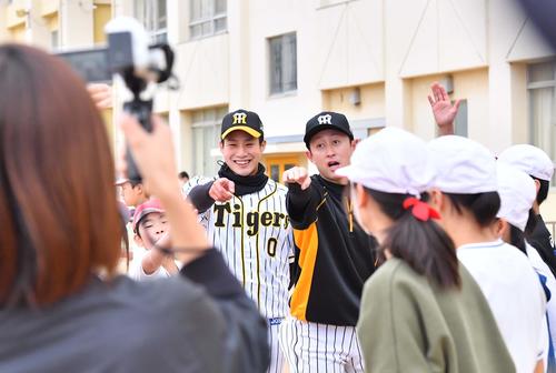 笑顔を見せる木浪聖也（左）と今成亮太（撮影・上田博志）