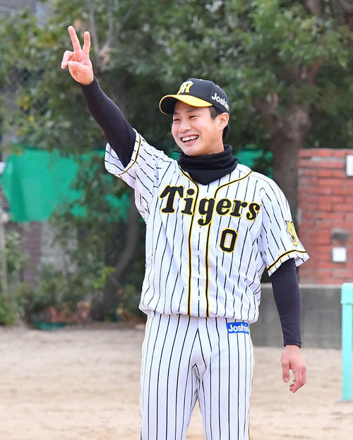 児童らとふれあい笑顔を見せる木浪聖也（撮影・上田博志）