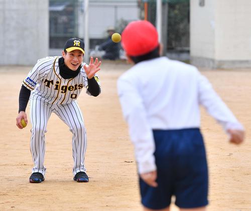 児童とキャッチボールを楽しむ木浪聖也（撮影・上田博志）