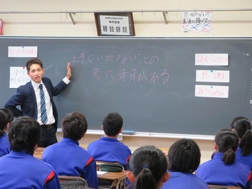 多摩市立落合中学校を訪問し、生徒に講義をする巨人高橋（撮影・湯本勝大）
