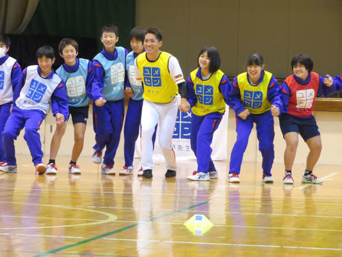 多摩市立落合中学校を訪問し、レクリエーションゲームで生徒とふれ合う巨人高橋（中央）（撮影・湯本勝大）