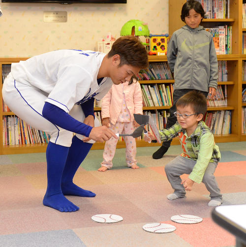 名古屋第二赤十字病院に慰問しトークショー後、子どもたちとゲームに参加する京田陽太（撮影・森本幸一）