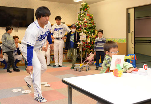 トークショー後、子どもたちとゲームに参加する平田（撮影・森本幸一）