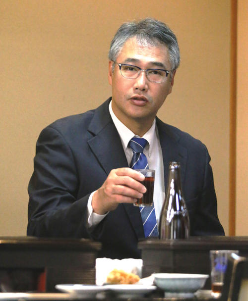 札幌市内で球団の札幌西後援会の総会に参加した日本ハム木田投手コーチ（撮影・木下大輔）