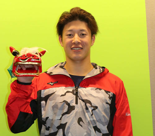 獅子舞を持ち笑顔を見せる日本ハム吉田輝（撮影・山崎純一）