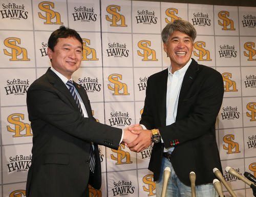 ソフトバンク会長付特別アドバイザーに就任した城島（右）と握手を交わす三笠取締役GM（撮影・栗木一考）