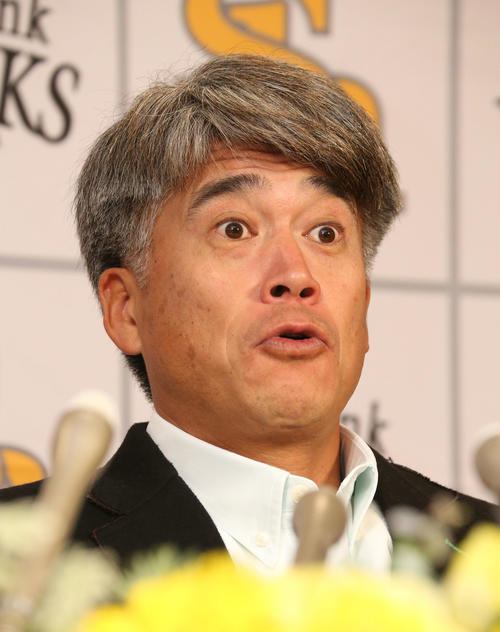 記者の質問に答えるソフトバンクの城島会長付特別アドバイザー（撮影・栗木一考）