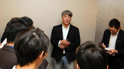 ソフトバンク会長付特別アドバイザーに就任した城島は記者の質問に答える（撮影・栗木一考）
