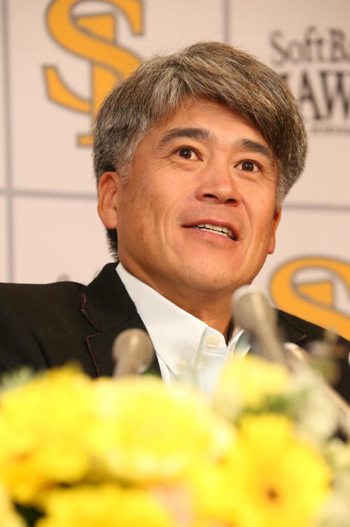 記者の質問に答えるソフトバンクの城島会長付特別アドバイザー（撮影・栗木一考）