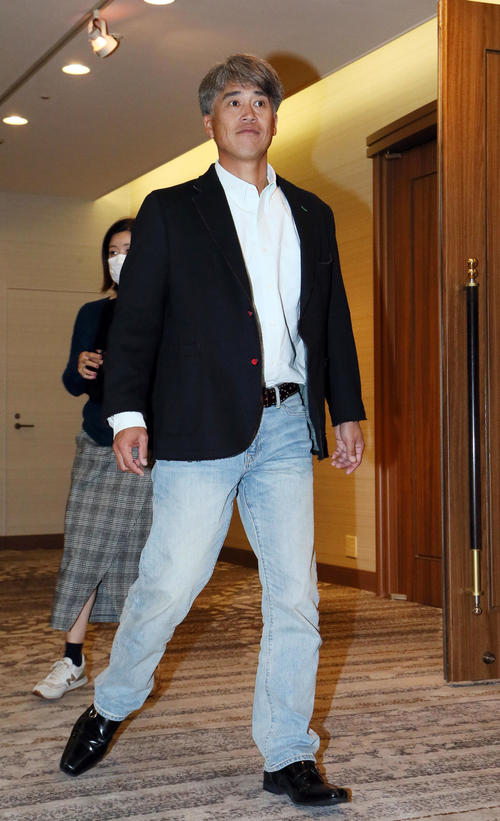 ソフトバンクの会長付特別アドバイザーに就任した城島は会見を終え引き揚げる（撮影・栗木一考）