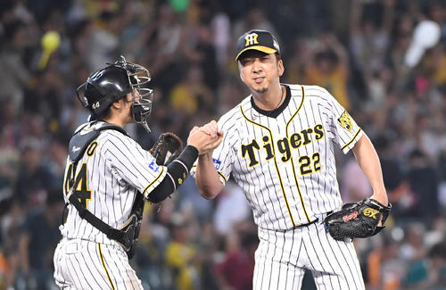 阪神藤川球児（右）は梅野隆太郎と握手を交わす（2019年9月1日）