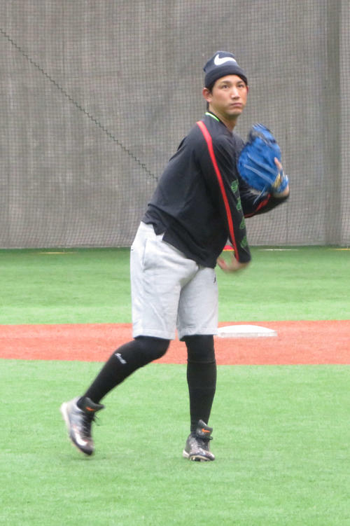 自主トレーニングでキャッチボールを行う巨人小林（撮影・湯本勝大）