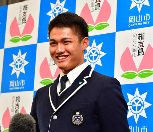 岡山市役所を表敬訪問する西純矢（撮影・清水貴仁）