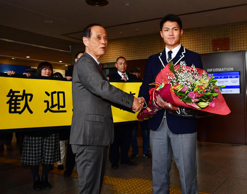 岡山市役所を表敬訪問し大森雅夫岡山市長（左）から歓迎を受ける西純矢（撮影・清水貴仁）