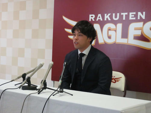 契約更改交渉を終え、会見に臨む楽天高梨（撮影・桑原幹久）
