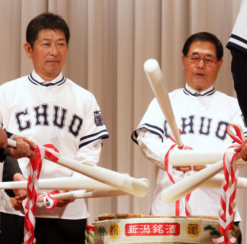中大祝賀会で鏡開きを行う中大・清水監督（左）と末次OB会長（撮影・古川真弥）